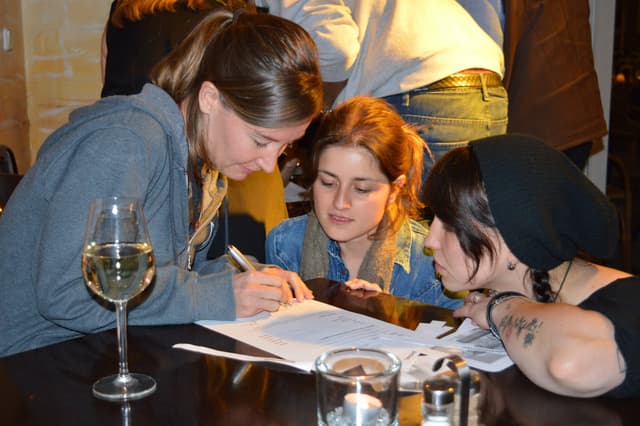 Impressions from Sprachtreff – participants enjoying conversation